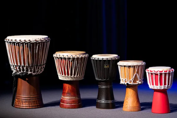photo de plusieurs djembés de différentes tailles