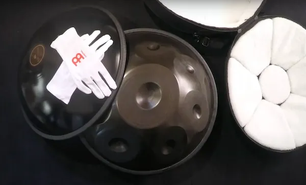 photo d'un handpan avec des gants